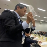 報告する伊藤特別常任