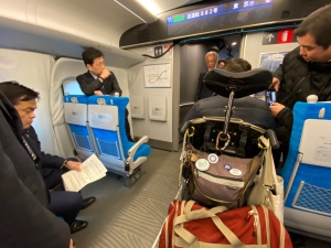 東海道新幹線N700Sの車写真：椅子スペース等の視察の様子