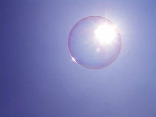 太陽に反射するシャボン玉