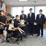 山本博司厚労副大臣に「ワクチンの優先接種及びPCR検査の定期検査化を求める要望書」を提出しました