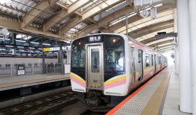 JR新潟駅ホームの越後線車両