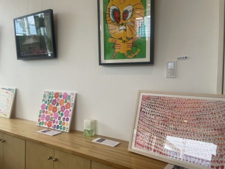 写真:描かれた作品が展示されています