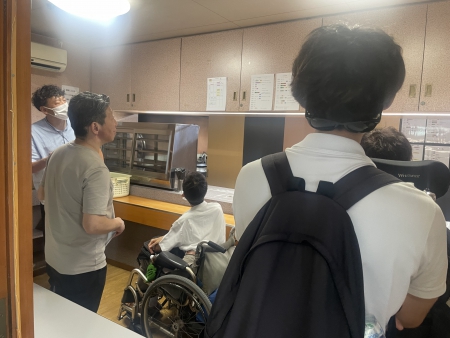 右:食べ物を配膳する場所の様子