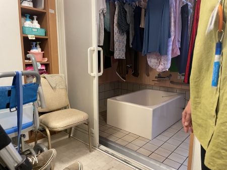 右:お風呂の左右は介助しやすいようにスペースを作られている