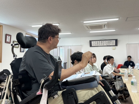 話している今村