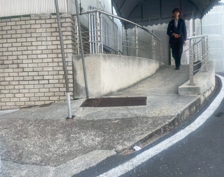 会場となったESCAPの入り口。坂が急こう配すぎて一人で登れず、毎回警備員の人に手伝ってもらっていました