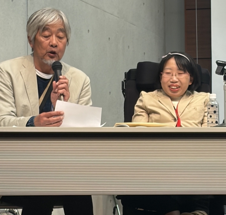 写真：司会 桑本謙さん、佐々木希さん