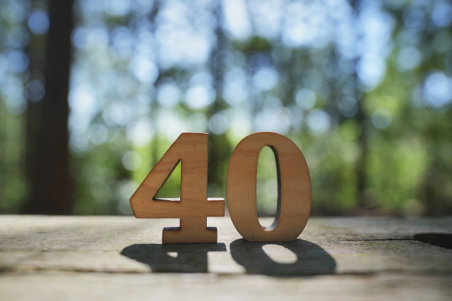木製の40の文字が森の中に置かれている