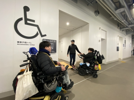 車いす用トイレのフラットで広い入口