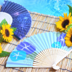 夏の風物詩の扇子とひまわり