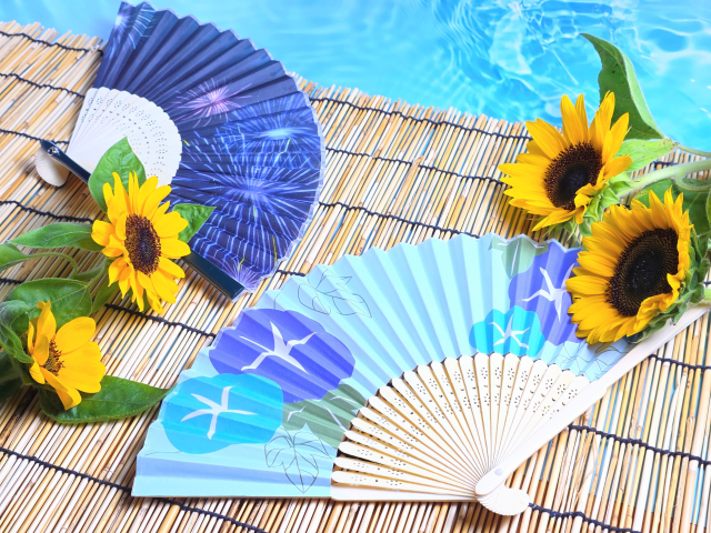 夏の風物詩の扇子とひまわり