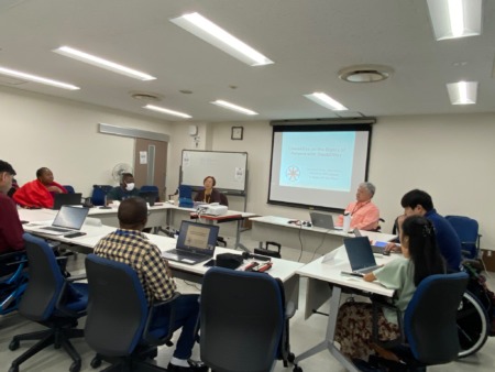 障害者権利条約について学ぶ研修員