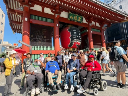 浅草寺の雷門の前で記念撮影