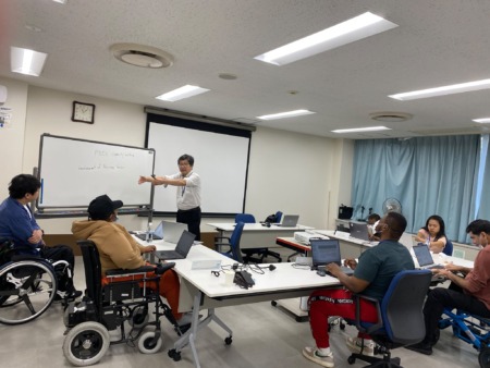 帰国後の行動計画を考えるロードマップ作成ワークショップの様子