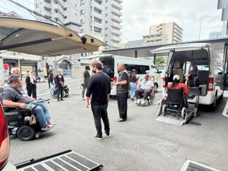 大阪到着時、自立生活センターぱあとなぁの皆さんがリフトカー出迎えに来てくれました