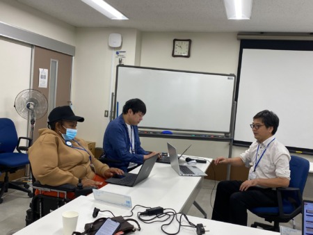 研修員一人ひとりの行動計画について、個別面談を行っている様子