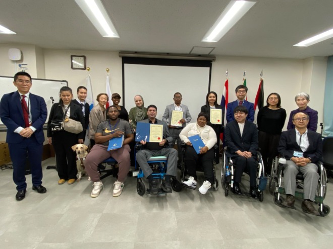 研修員とDPI日本会議、JICAの皆さんで記念撮影